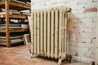 Radiateur en fonte d'occasion avec étiquette de prix dans un dépôt de matériaux de réemploi